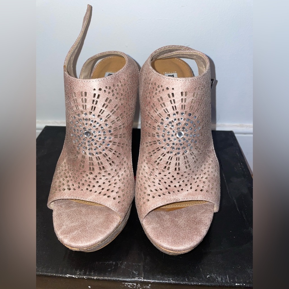 Not Rated Woman’s Cream Platform Heels